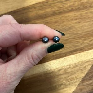 Black pearl earrings in gold